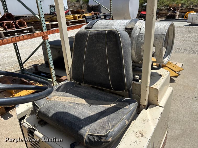 image for item DV4390 Allis Chalmers ACC30 forklift