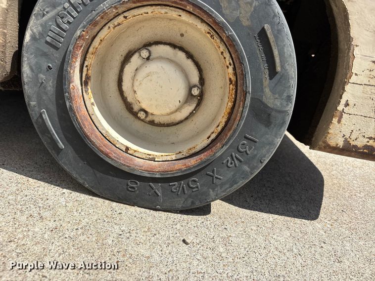 image for item DV4390 Allis Chalmers ACC30 forklift