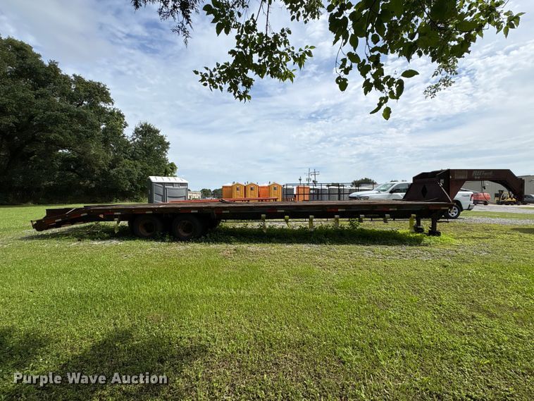 image for item EA7295 1998 Diamond C Fleetneck equipment trailer