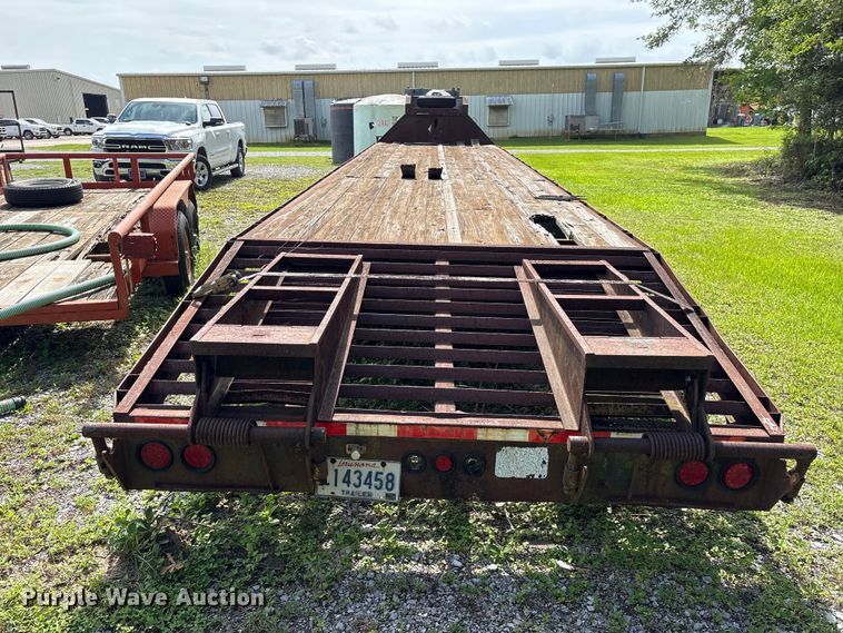 image for item EA7295 1998 Diamond C Fleetneck equipment trailer