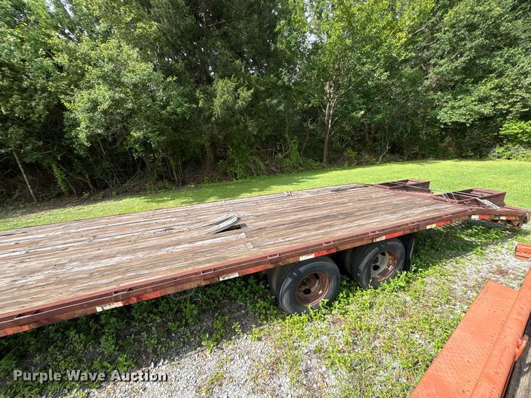 image for item EA7295 1998 Diamond C Fleetneck equipment trailer