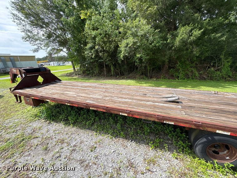 image for item EA7295 1998 Diamond C Fleetneck equipment trailer
