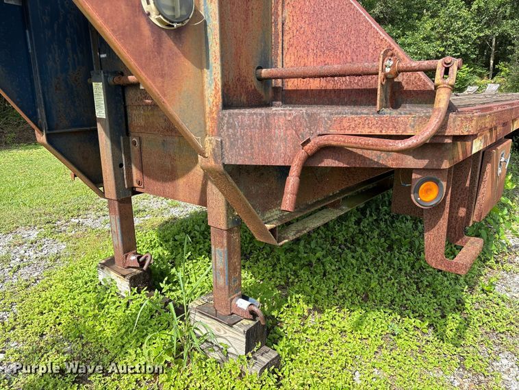 image for item EA7295 1998 Diamond C Fleetneck equipment trailer