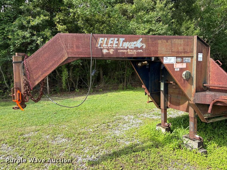 image for item EA7295 1998 Diamond C Fleetneck equipment trailer