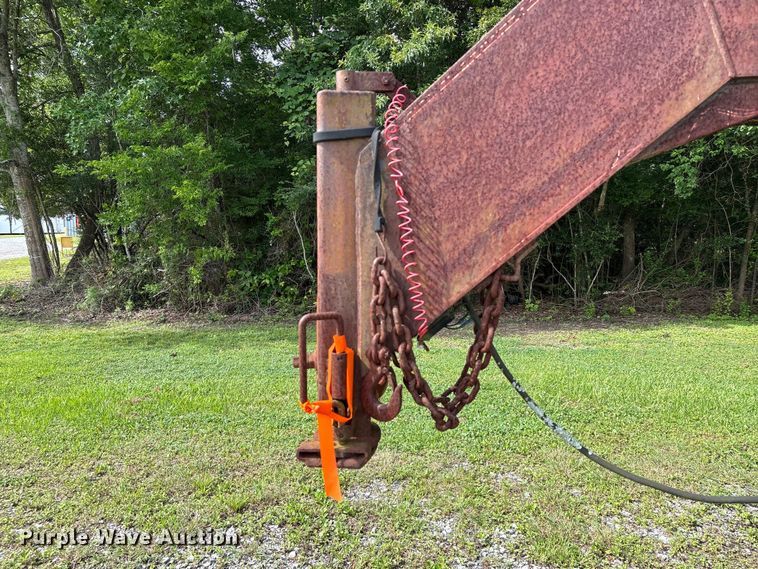 image for item EA7295 1998 Diamond C Fleetneck equipment trailer