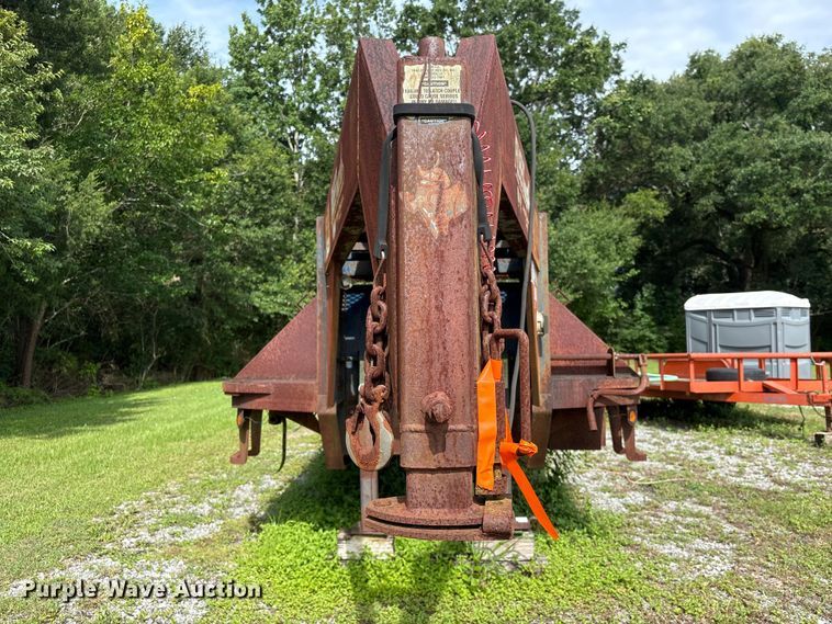image for item EA7295 1998 Diamond C Fleetneck equipment trailer