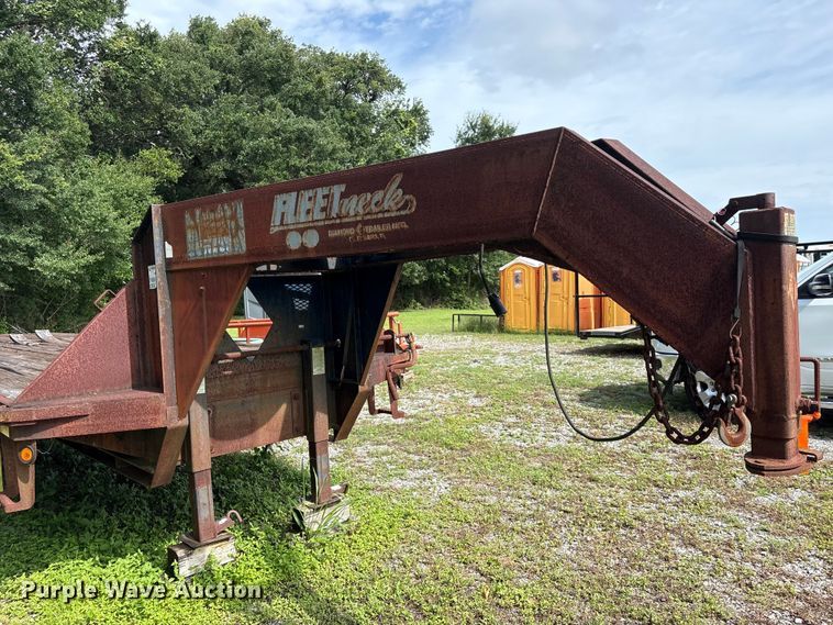 image for item EA7295 1998 Diamond C Fleetneck equipment trailer