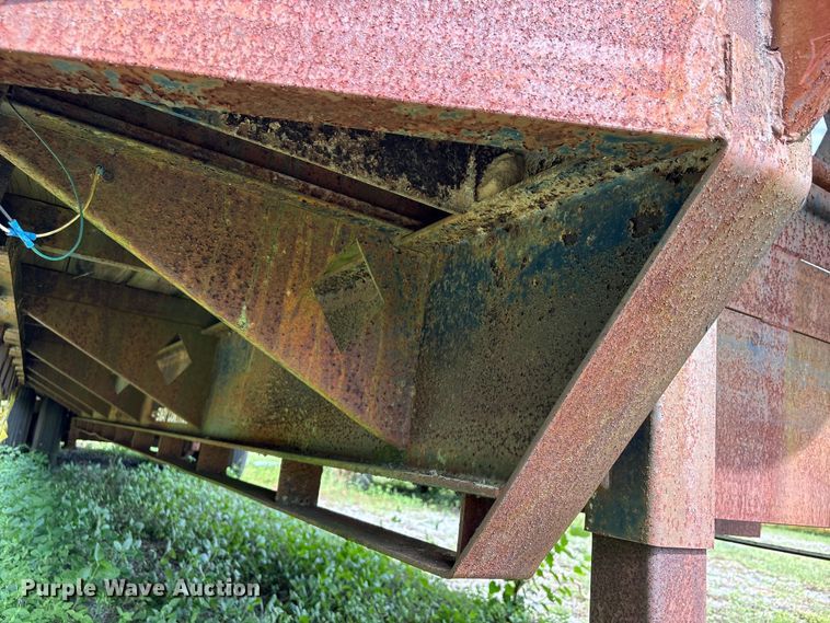 image for item EA7295 1998 Diamond C Fleetneck equipment trailer
