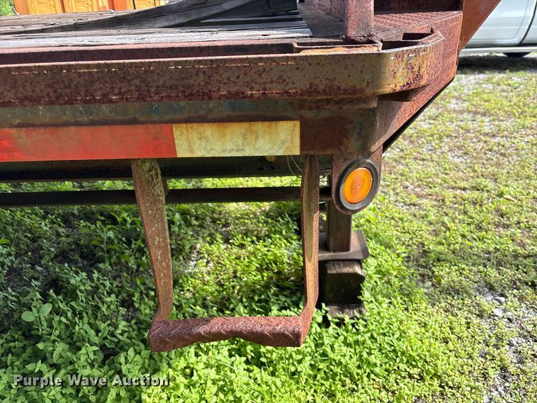 image for item EA7295 1998 Diamond C Fleetneck equipment trailer
