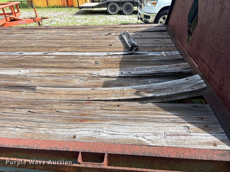 image for item EA7295 1998 Diamond C Fleetneck equipment trailer