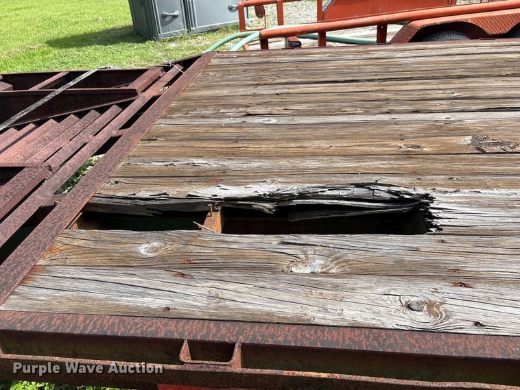 image for item EA7295 1998 Diamond C Fleetneck equipment trailer