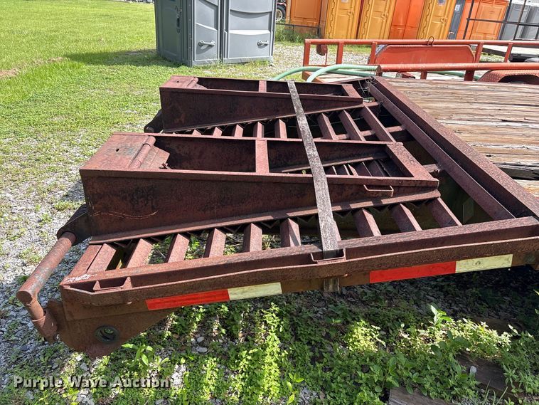 image for item EA7295 1998 Diamond C Fleetneck equipment trailer