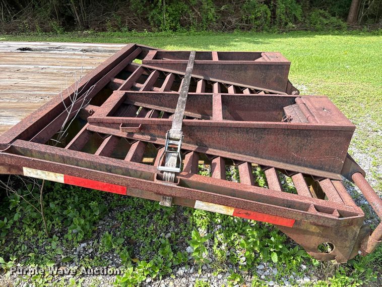image for item EA7295 1998 Diamond C Fleetneck equipment trailer