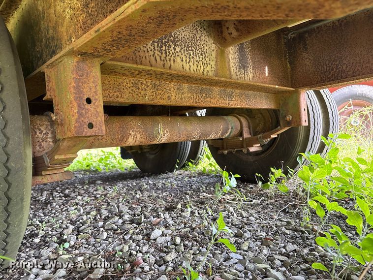 image for item EA7295 1998 Diamond C Fleetneck equipment trailer