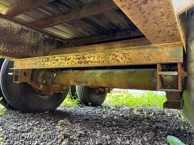 image for item EA7295 1998 Diamond C Fleetneck equipment trailer
