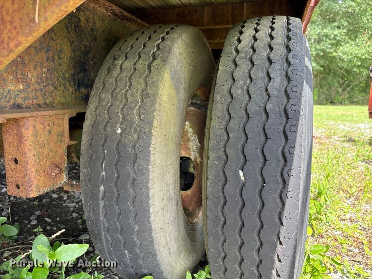 image for item EA7295 1998 Diamond C Fleetneck equipment trailer