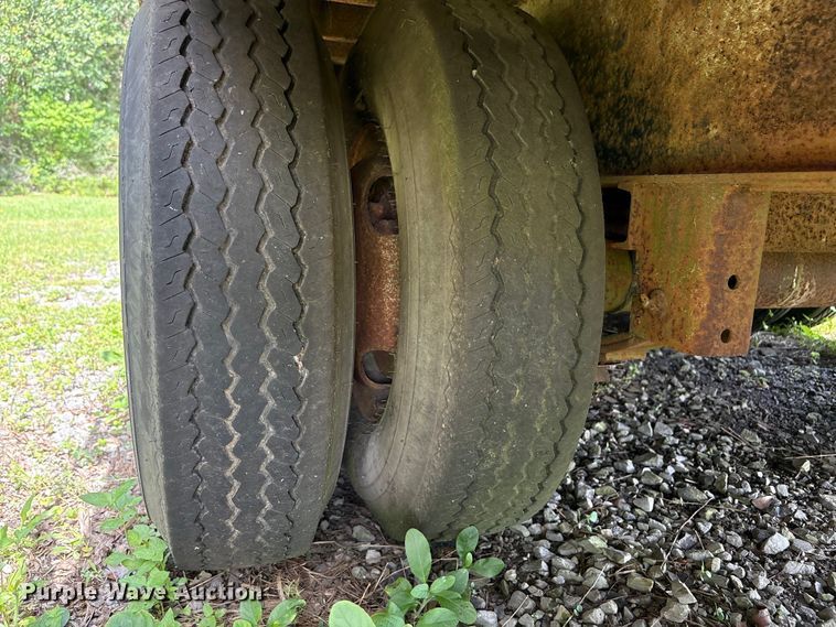 image for item EA7295 1998 Diamond C Fleetneck equipment trailer