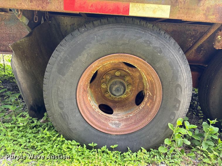 image for item EA7295 1998 Diamond C Fleetneck equipment trailer
