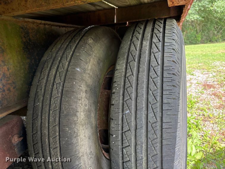 image for item EA7295 1998 Diamond C Fleetneck equipment trailer