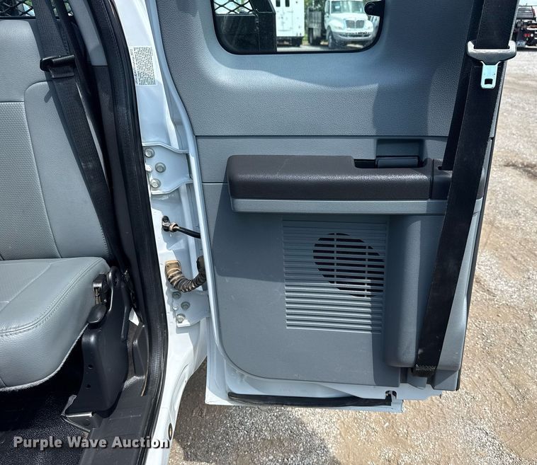image for item EG6061 2012 Ford F550 Super Duty SuperCab flatbed pickup truck