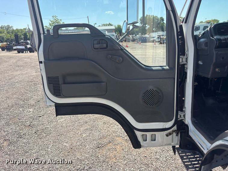 image for item EG9211 2000 Isuzu NPR refrigerated delivery truck