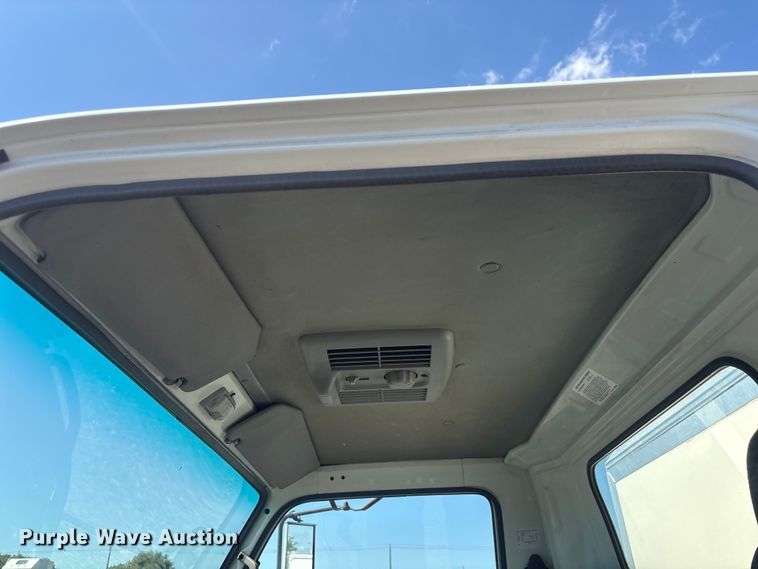image for item EG9211 2000 Isuzu NPR refrigerated delivery truck