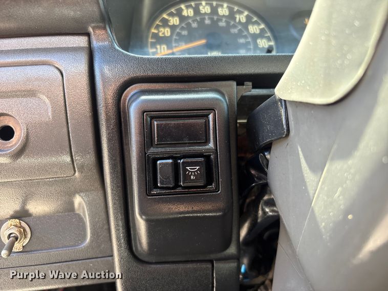 image for item EG9211 2000 Isuzu NPR refrigerated delivery truck
