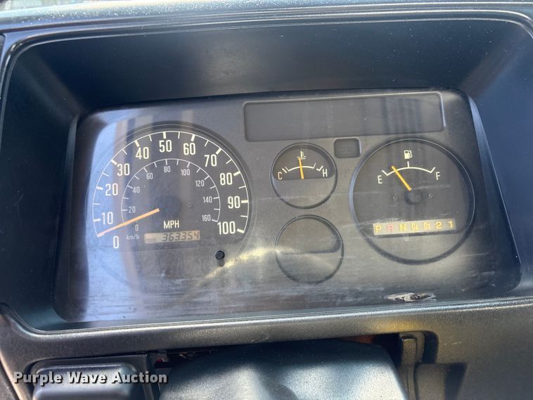 image for item EG9211 2000 Isuzu NPR refrigerated delivery truck