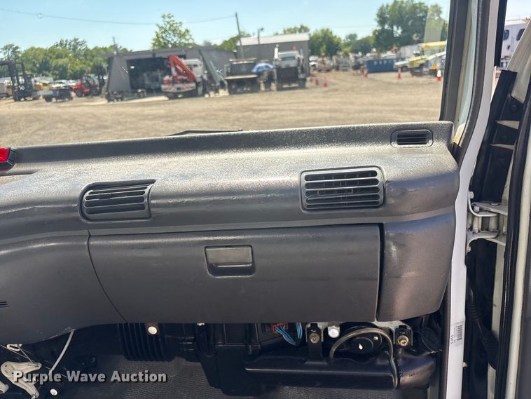 image for item EG9211 2000 Isuzu NPR refrigerated delivery truck