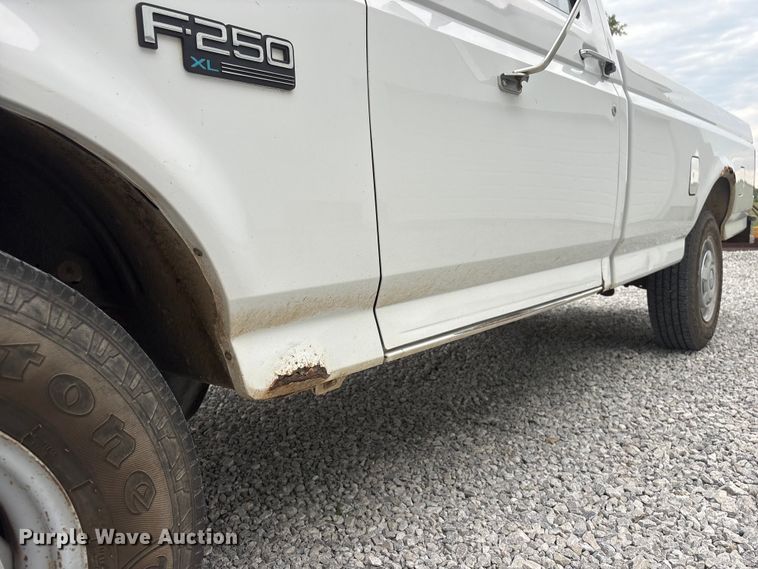 image for item EI5916 1996 Ford F250 pickup truck