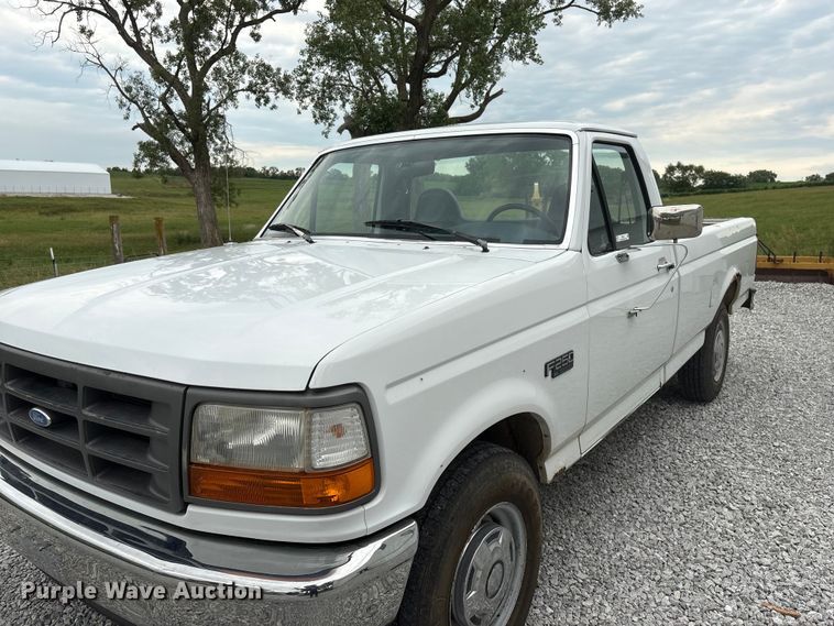 image for item EI5916 1996 Ford F250 pickup truck