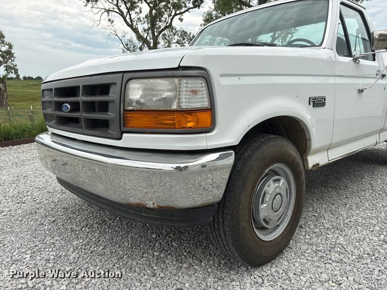 image for item EI5916 1996 Ford F250 pickup truck