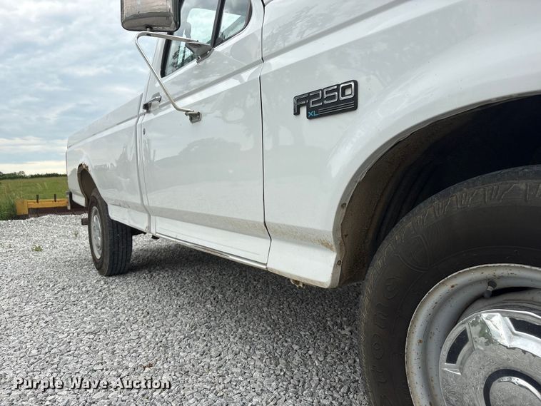 image for item EI5916 1996 Ford F250 pickup truck