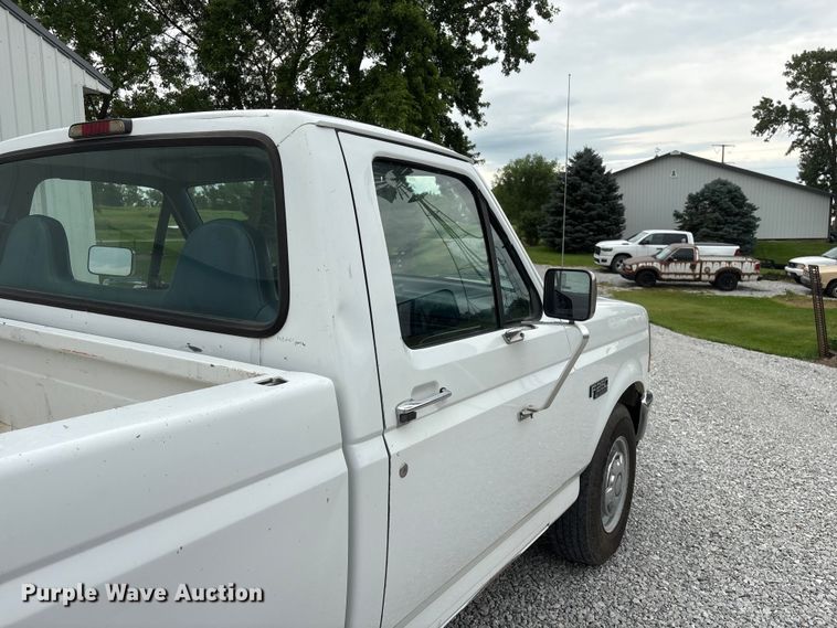 image for item EI5916 1996 Ford F250 pickup truck