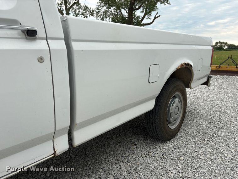 image for item EI5916 1996 Ford F250 pickup truck