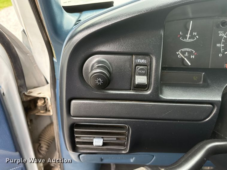 image for item EI5916 1996 Ford F250 pickup truck