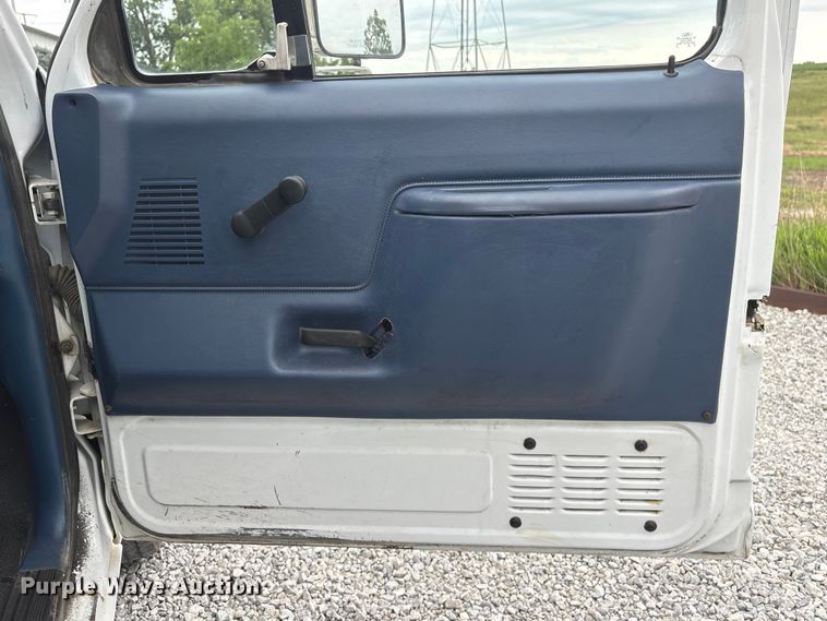 image for item EI5916 1996 Ford F250 pickup truck