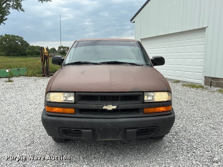 image for item EI5917 2001 Chevrolet S10 pickup truck