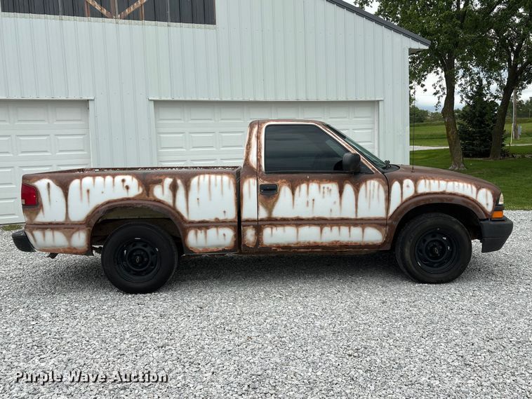 image for item EI5917 2001 Chevrolet S10 pickup truck