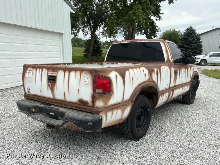 image for item EI5917 2001 Chevrolet S10 pickup truck