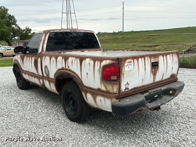 image for item EI5917 2001 Chevrolet S10 pickup truck