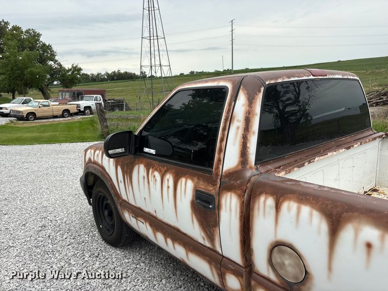 image for item EI5917 2001 Chevrolet S10 pickup truck