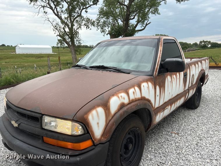 image for item EI5917 2001 Chevrolet S10 pickup truck