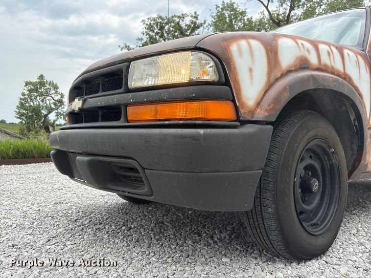 image for item EI5917 2001 Chevrolet S10 pickup truck
