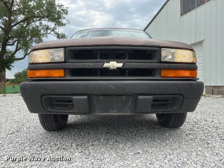 image for item EI5917 2001 Chevrolet S10 pickup truck