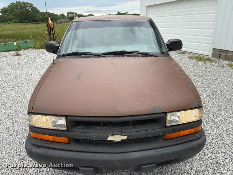 image for item EI5917 2001 Chevrolet S10 pickup truck