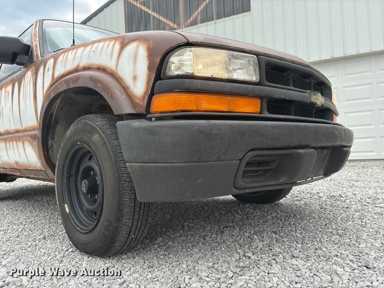 image for item EI5917 2001 Chevrolet S10 pickup truck