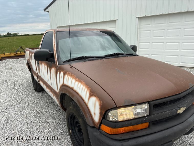 image for item EI5917 2001 Chevrolet S10 pickup truck