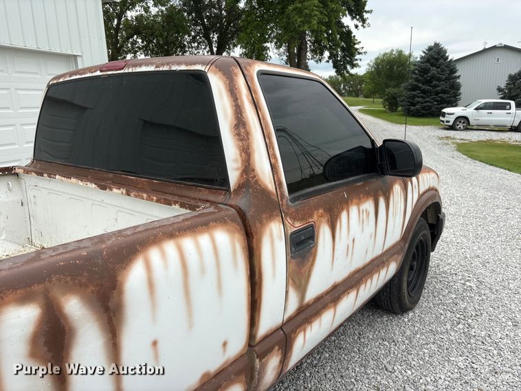 image for item EI5917 2001 Chevrolet S10 pickup truck