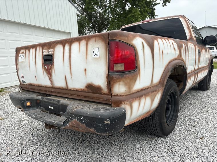 image for item EI5917 2001 Chevrolet S10 pickup truck